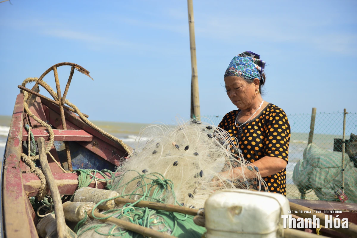 Ngư dân Sầm Sơn đưa thuyền lên đường tránh bão số 10