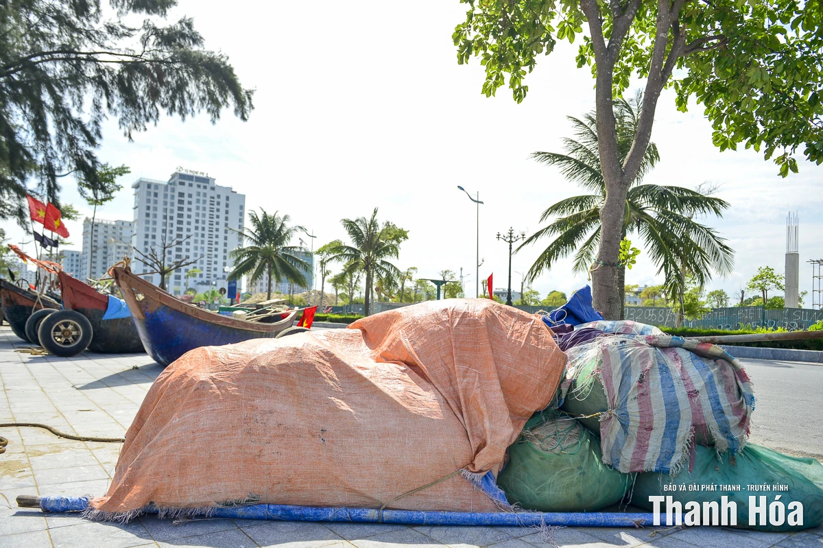 Ngư dân Sầm Sơn đưa thuyền lên đường tránh bão số 10