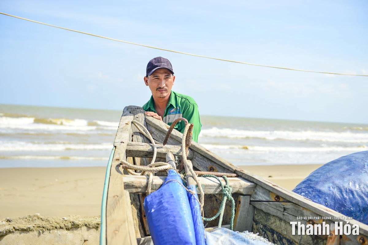 Ngư dân Sầm Sơn đưa thuyền lên đường tránh bão số 10