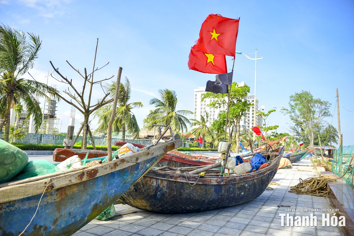 Ngư dân Sầm Sơn đưa thuyền lên đường tránh bão số 10