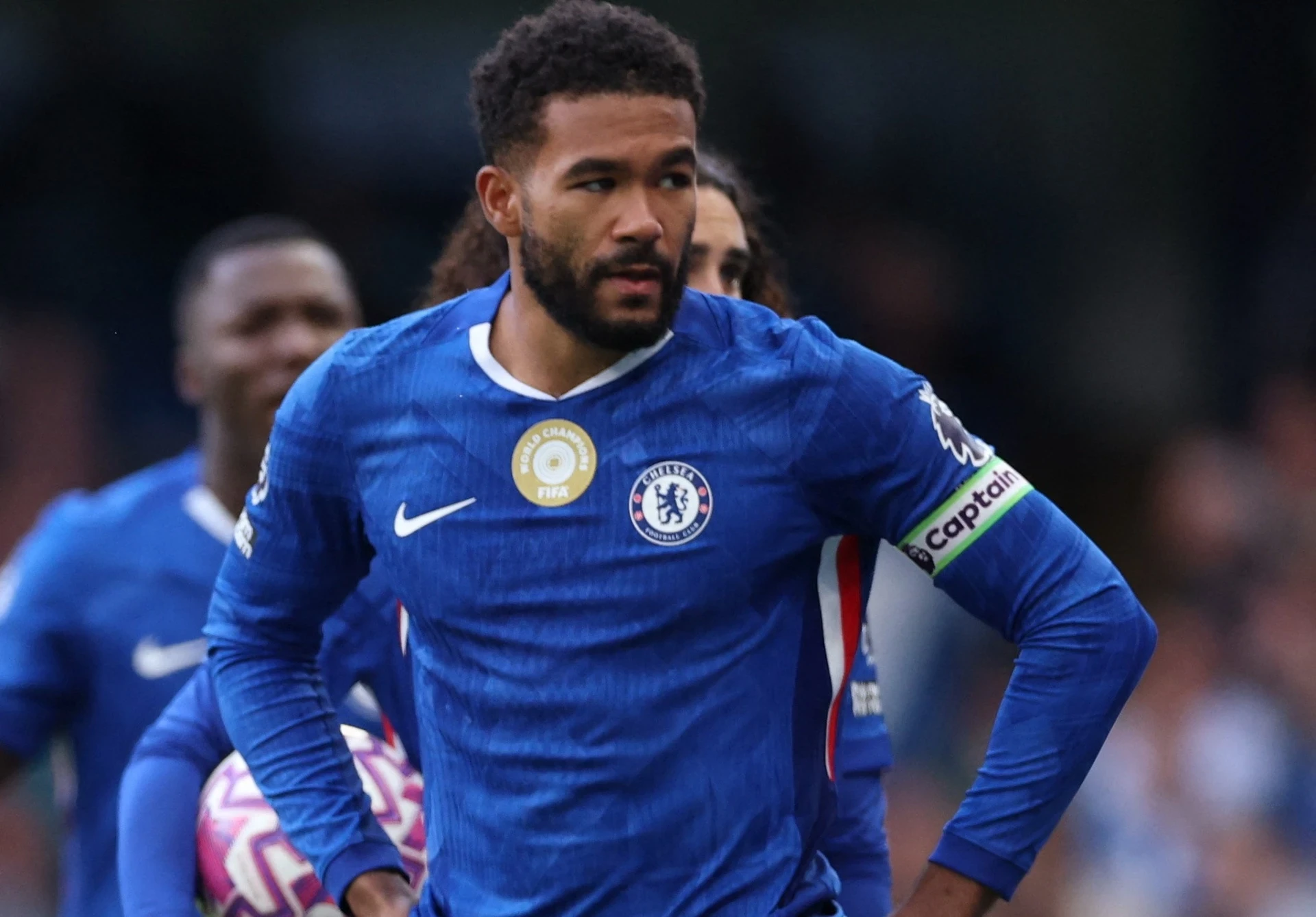 HAGL thoát hiểm, Đông Á Thanh Hóa rơi đáy bảng; Real thảm bại tại derby Madrid