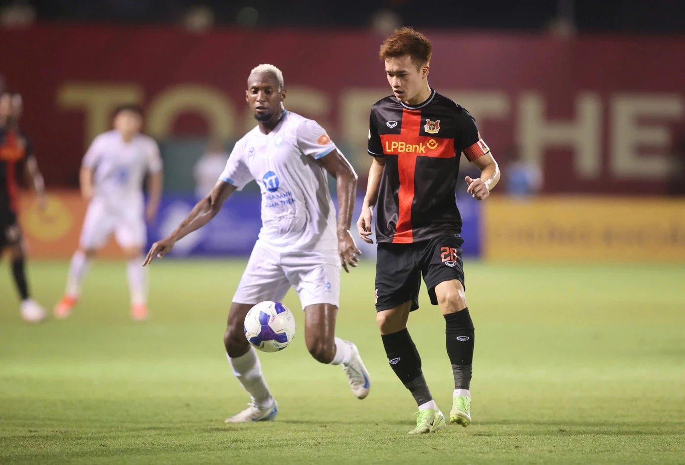 Dembele lần đầu tiên giành Quả bóng vàng; Ninh Bình hạ Nam Định để giữ ngôi đầu V.League