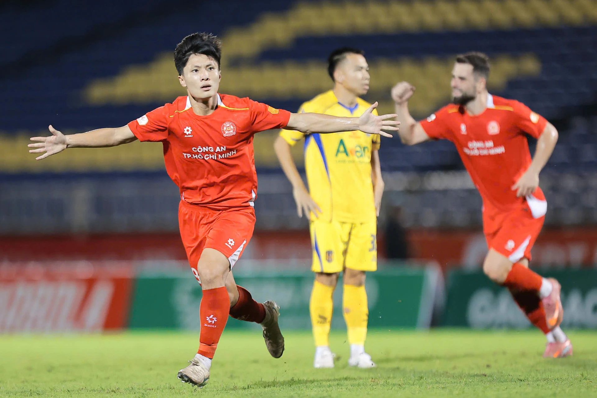 HAGL thoát hiểm, Đông Á Thanh Hóa rơi đáy bảng; Real thảm bại tại derby Madrid
