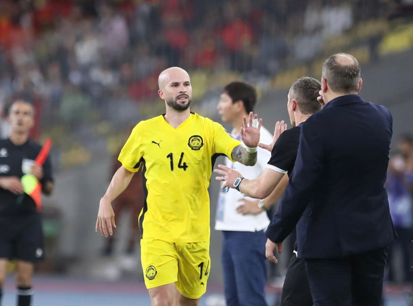 HAGL thoát hiểm, Đông Á Thanh Hóa rơi đáy bảng; Real thảm bại tại derby Madrid