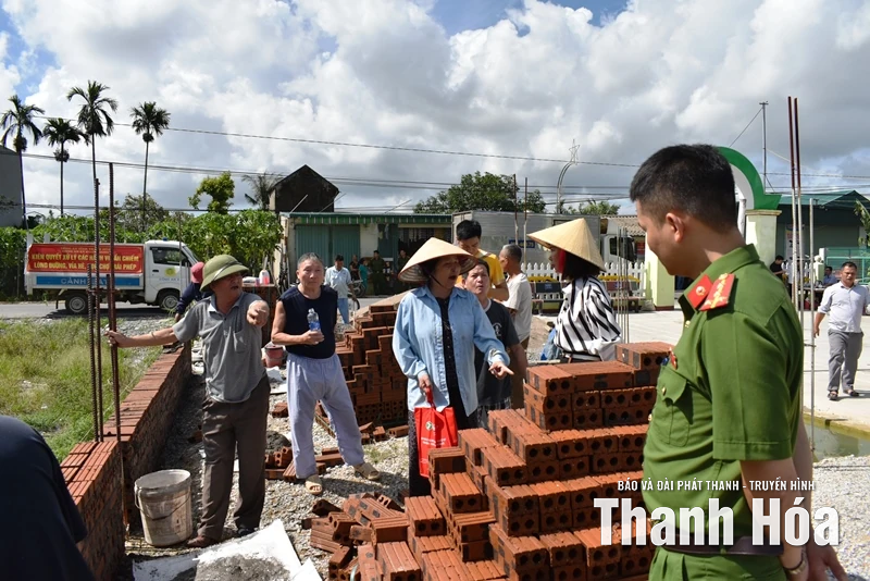 Xã Hoạt Giang xử lý vi phạm xây dựng nhà ở trên đất hành lang bảo vệ đê điều