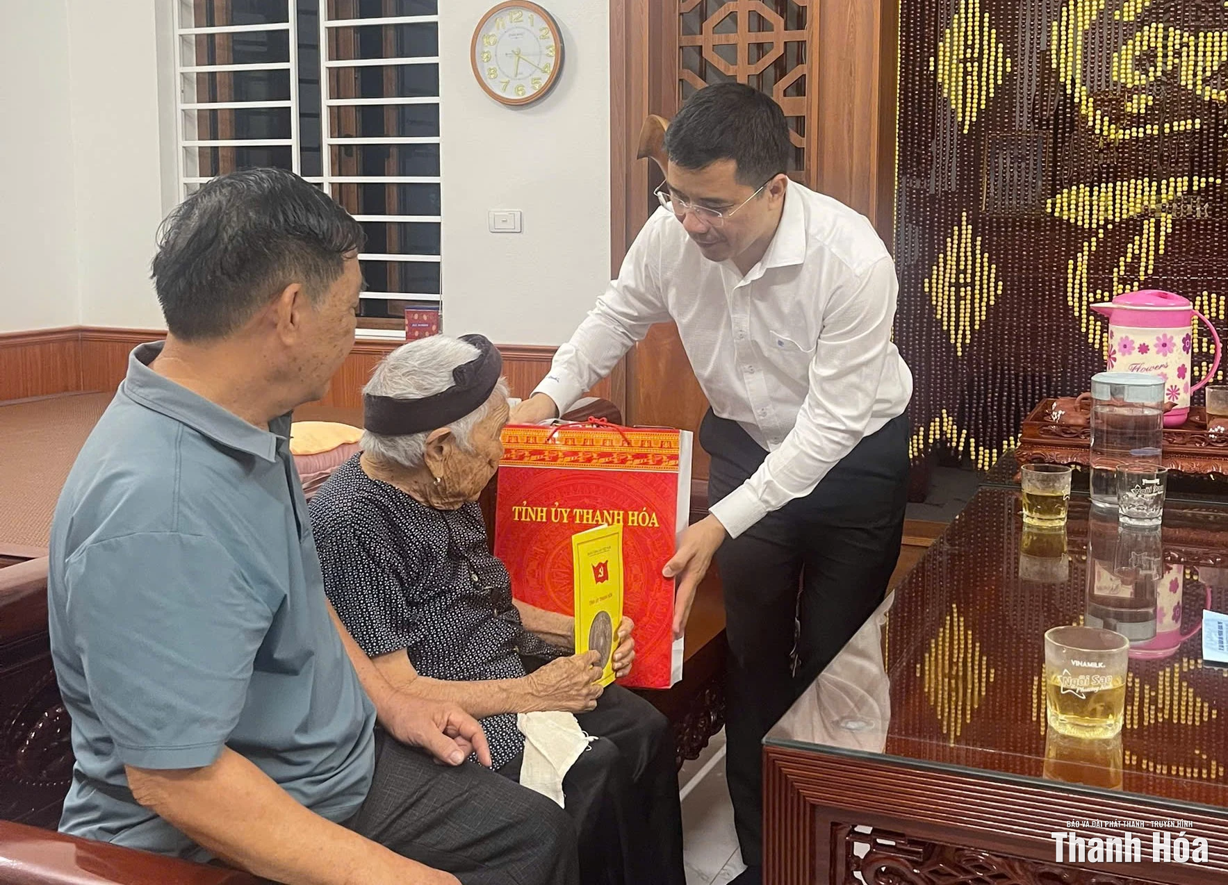 Phó Bí thư Thường trực Tỉnh ủy Nguyễn Hồng Phong thăm, tặng quà Mẹ Việt Nam anh hùng