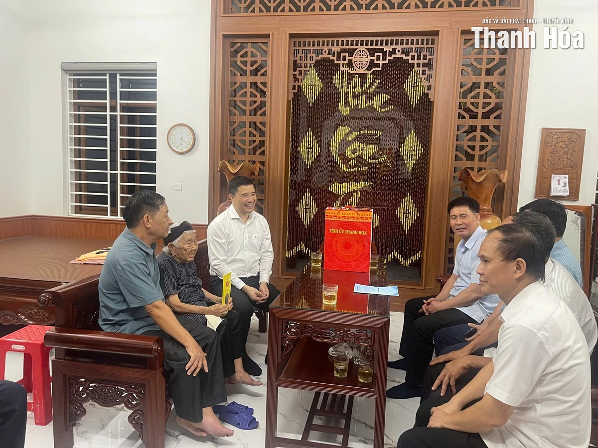 Phó Bí thư Thường trực Tỉnh ủy Nguyễn Hồng Phong thăm, tặng quà Mẹ Việt Nam anh hùng