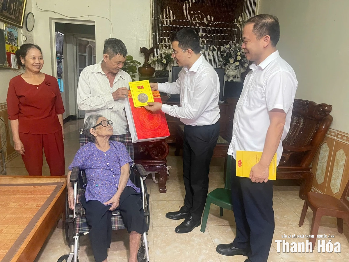 Phó Bí thư Thường trực Tỉnh ủy Nguyễn Hồng Phong thăm, tặng quà Mẹ Việt Nam anh hùng