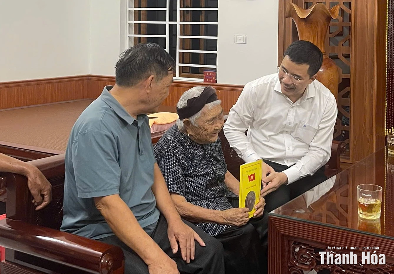 Phó Bí thư Thường trực Tỉnh ủy Nguyễn Hồng Phong thăm, tặng quà Mẹ Việt Nam anh hùng