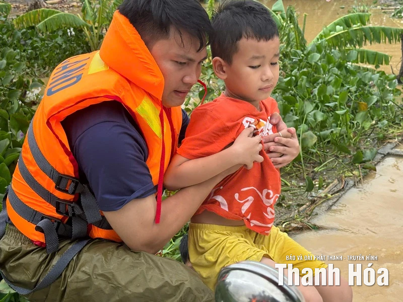 Đi “xuyên” tâm lũ bảo vệ Nhân dân