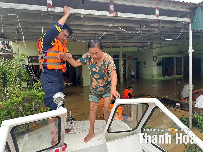 Đi “xuyên” tâm lũ bảo vệ Nhân dân