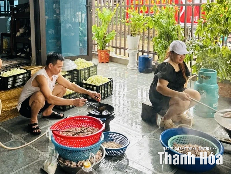 Những suất cơm đong đầy yêu thương gửi đến bà con vùng lũ
