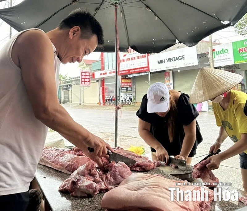Những suất cơm đong đầy yêu thương gửi đến bà con vùng lũ