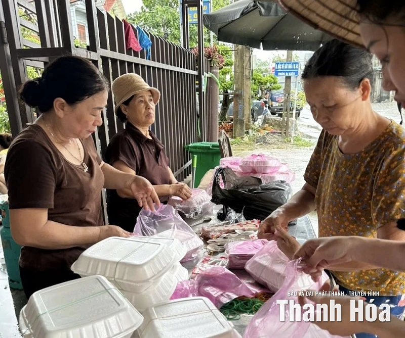 Những suất cơm đong đầy yêu thương gửi đến bà con vùng lũ