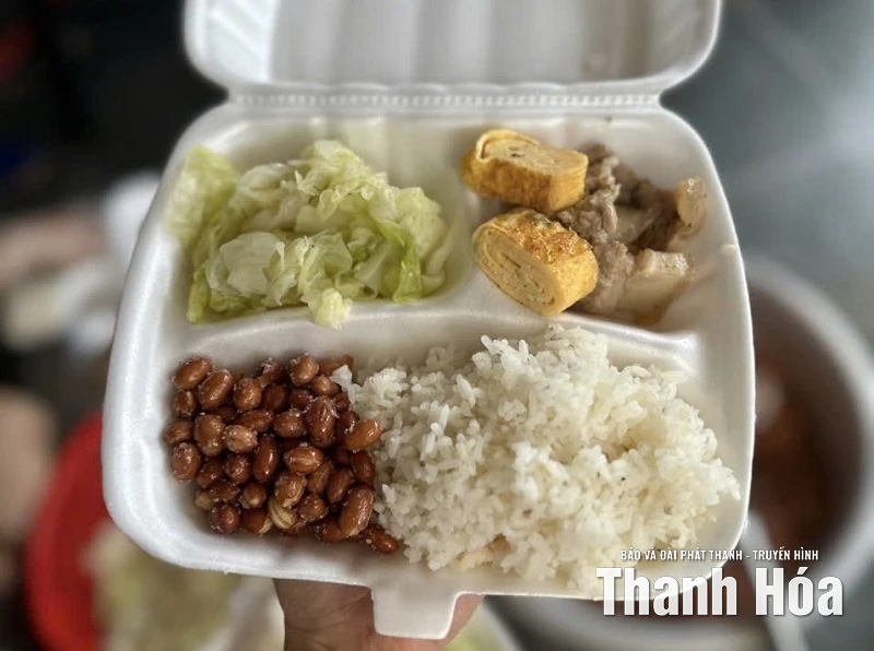 Những suất cơm đong đầy yêu thương gửi đến bà con vùng lũ