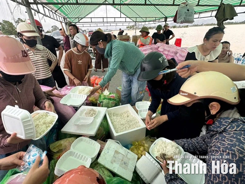 Những suất cơm đong đầy yêu thương gửi đến bà con vùng lũ