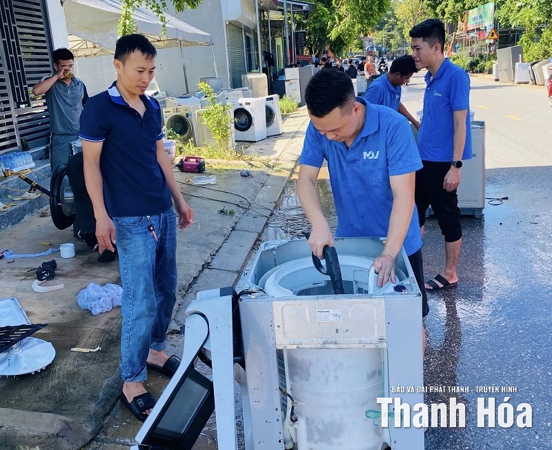 Những người thợ xông pha vùng lũ...