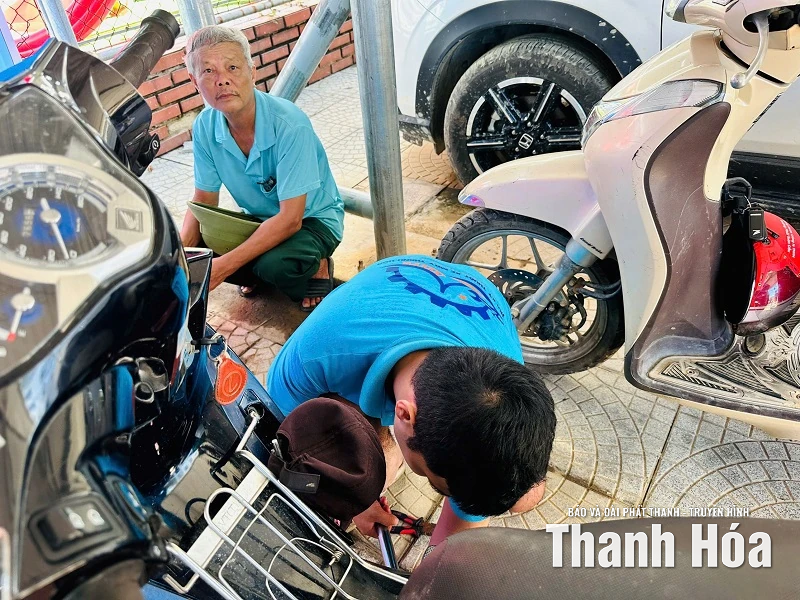 Những người thợ xông pha vùng lũ...