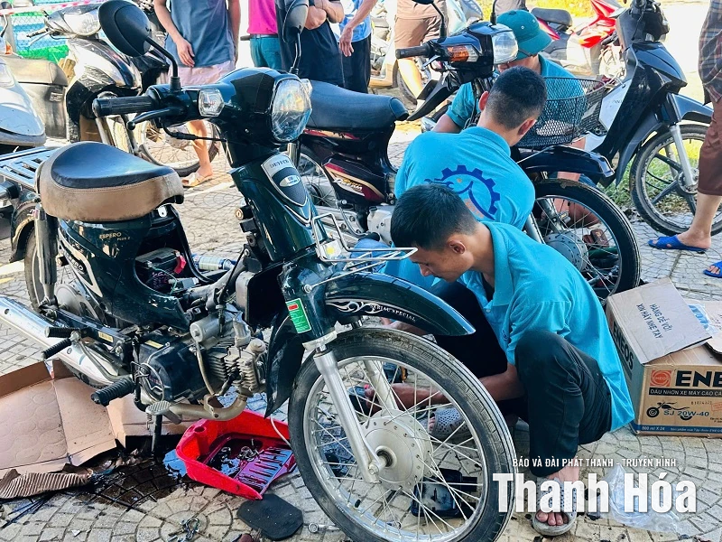 Những người thợ xông pha vùng lũ...