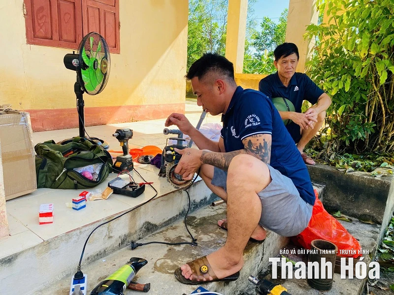 Những người thợ xông pha vùng lũ...