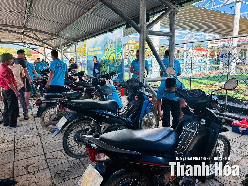 Những người thợ xông pha vùng lũ...