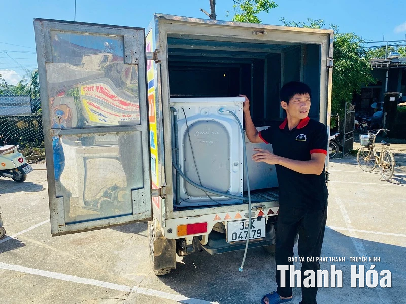 Những người thợ xông pha vùng lũ...