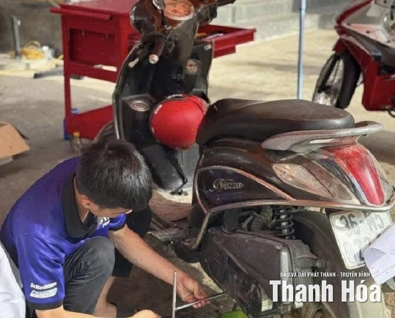 Những người thợ xông pha vùng lũ...