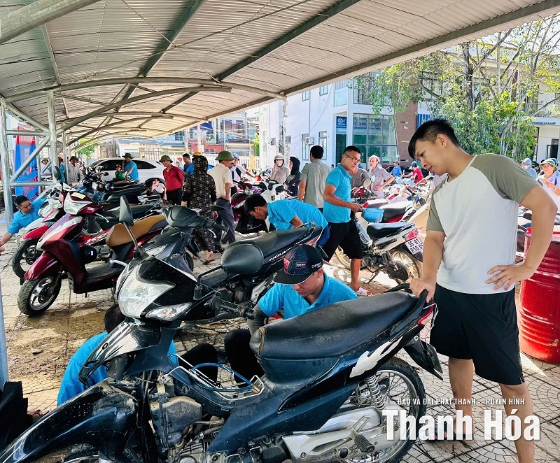 “Dù ở đây bao lâu và phải sửa hàng trăm, hàng nghìn chiếc xe thì chúng tôi cũng không ngại”