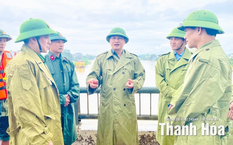 Phó Chủ tịch UBND tỉnh Mai Xuân Liêm kiểm tra tình hình ngập lụt tại xã Kim Tân