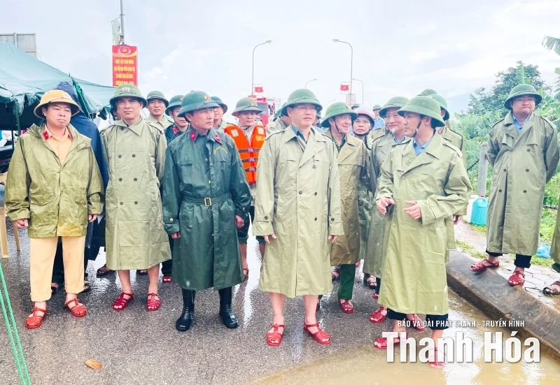 Phó Chủ tịch UBND tỉnh Mai Xuân Liêm kiểm tra tình hình ngập lụt tại xã Kim Tân