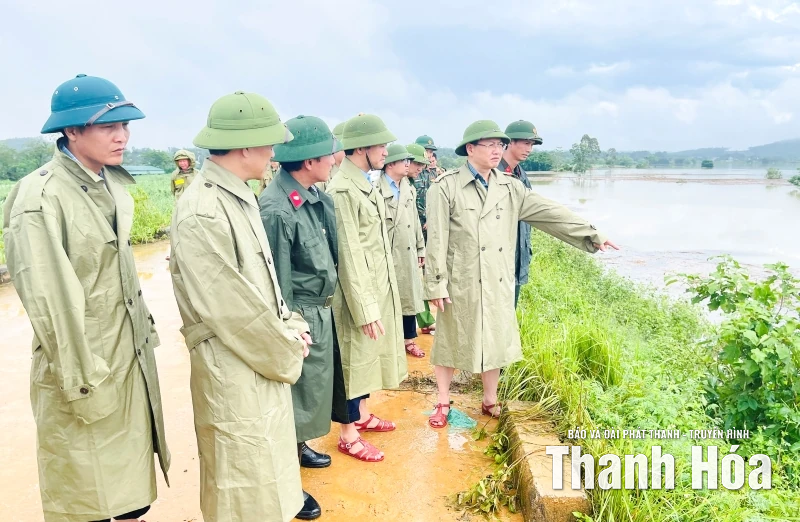Phó Chủ tịch UBND tỉnh Mai Xuân Liêm kiểm tra tình hình ngập lụt tại xã Kim Tân
