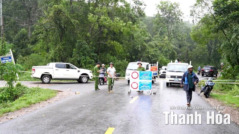 Quốc lộ 45 đoạn qua xã Tây Đô và Quốc lộ 217 đoạn qua xã Vĩnh Lộc ngập sâu, cấm người và phương tiện qua lại