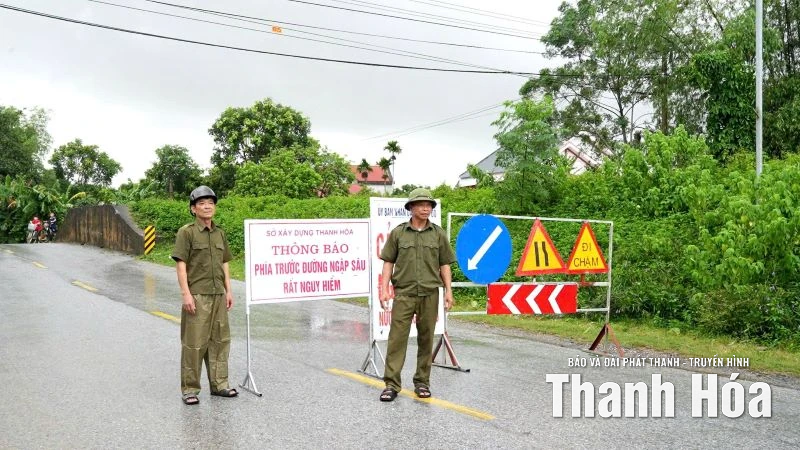 Quốc lộ 45 đoạn qua xã Tây Đô và Quốc lộ 217 đoạn qua xã Vĩnh Lộc ngập sâu, cấm người và phương tiện qua lại