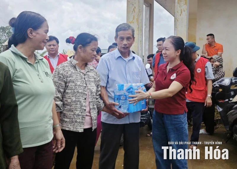 Hội Chữ thập đỏ cứu trợ các địa phương bị ảnh hưởng nặng do ngập lụt