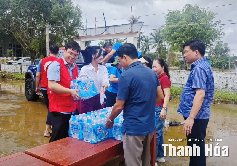 Hội Chữ thập đỏ cứu trợ các địa phương bị ảnh hưởng nặng do ngập lụt