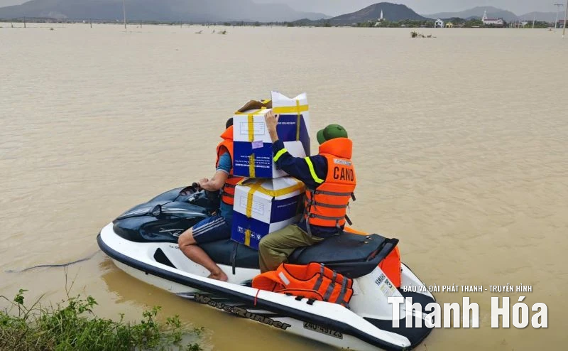 Hội Chữ thập đỏ cứu trợ các địa phương bị ảnh hưởng nặng do ngập lụt