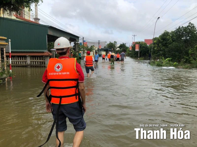 Hội Chữ thập đỏ cứu trợ các địa phương bị ảnh hưởng nặng do ngập lụt