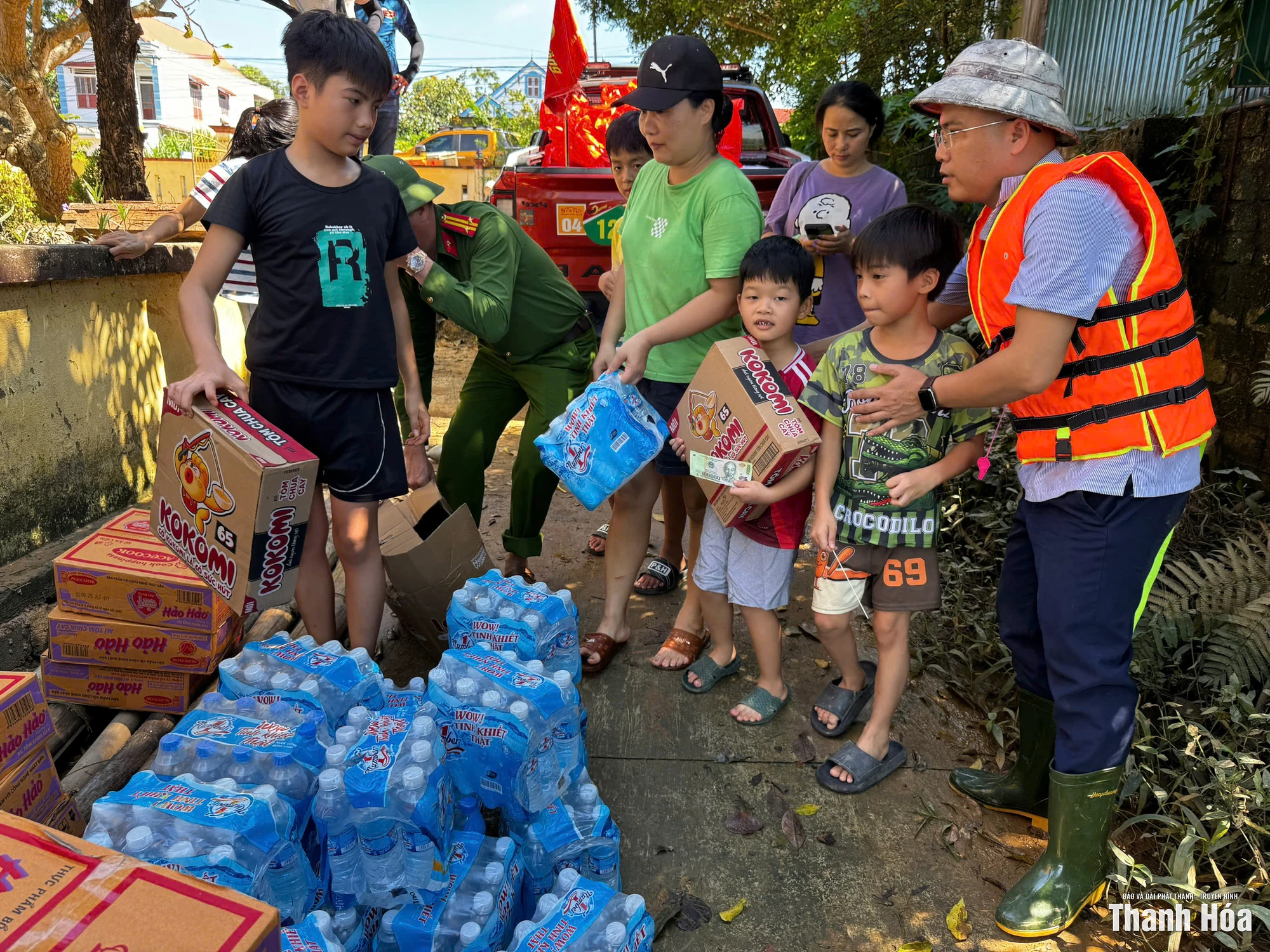 Tổ chức TCVM Thanh Hóa hỗ trợ Nhân dân vùng ngập lụt do bão số 10