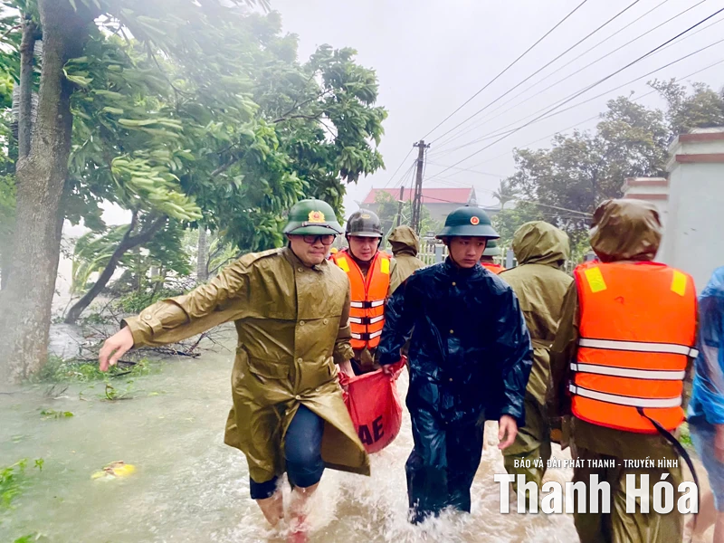 Bão số 10 đổ bộ, lực lượng chức năng phường Sầm Sơn căng mình khắc phục hậu quả