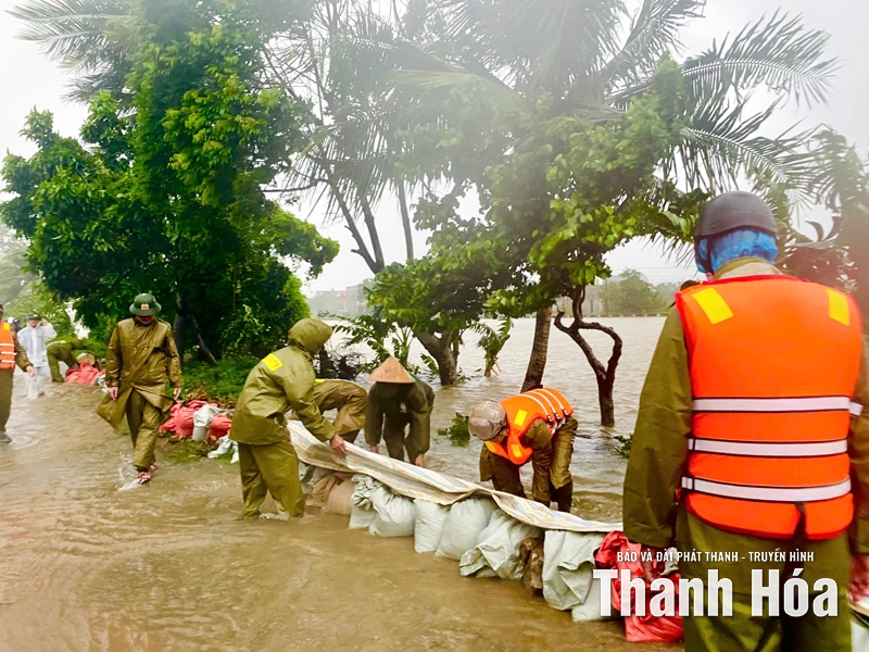 Bão số 10 đổ bộ, lực lượng chức năng phường Sầm Sơn căng mình khắc phục hậu quả
