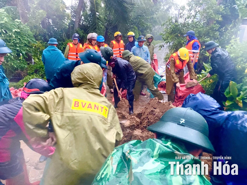 Bão số 10 đổ bộ, lực lượng chức năng phường Sầm Sơn căng mình khắc phục hậu quả