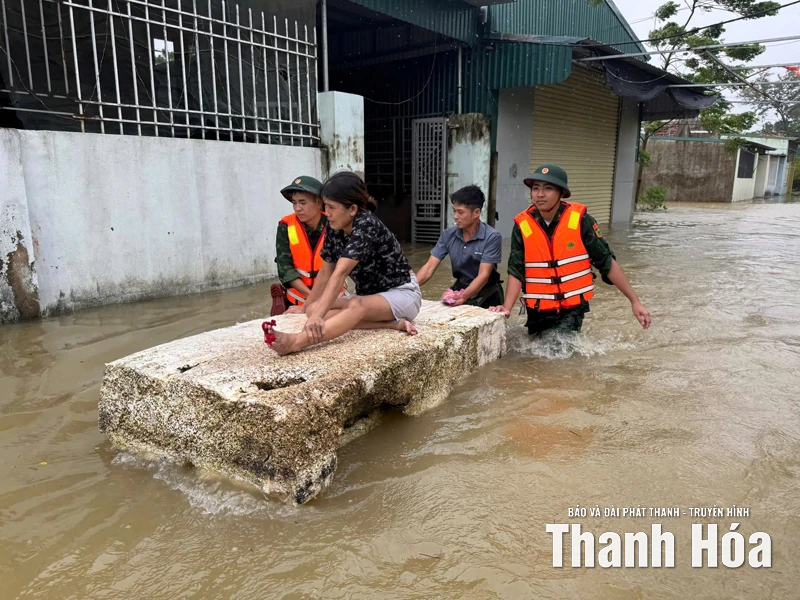 Bộ đội Biên phòng tỉnh chủ động khẩn trương di dời tài sản, đảm bảo an toàn cho người dân tại khu vực ngập lụt, nguy cơ sạt lở, lũ ống, lũ quét