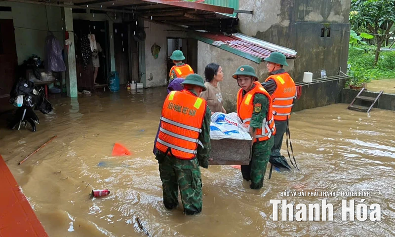 Bộ đội Biên phòng tỉnh chủ động khẩn trương di dời tài sản, đảm bảo an toàn cho người dân tại khu vực ngập lụt, nguy cơ sạt lở, lũ ống, lũ quét