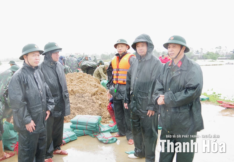 Gần 200 cán bộ chiến sĩ LLVT tỉnh tham gia xử lý sự cố chân đê sông Mã