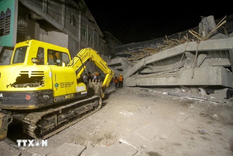 91 học sinh mắc kẹt trong vụ sập tòa nhà trường học ở Indonesia