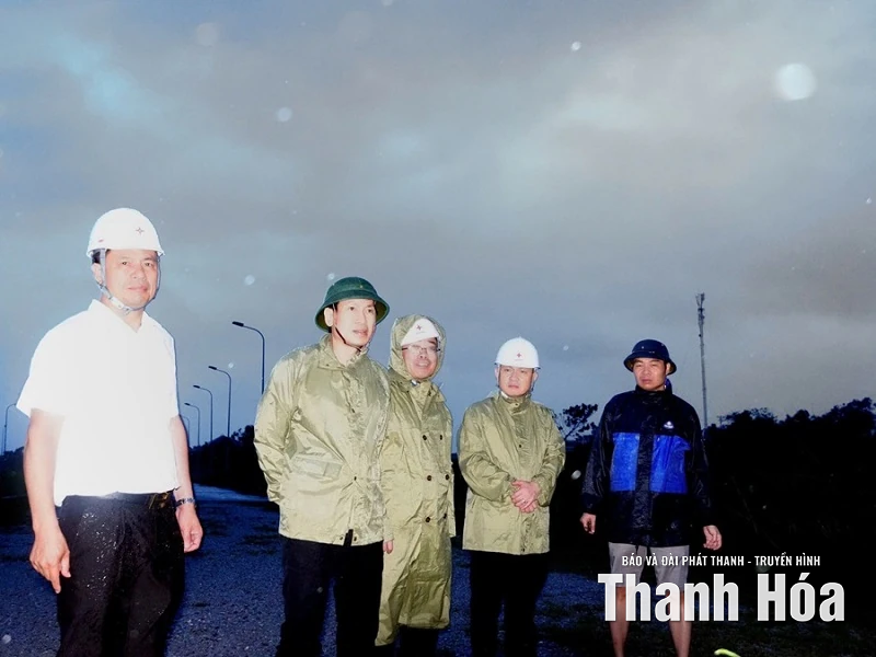 Khẩn trương khắc phục sự cố, sớm cấp điện trở lại cho khách hàng