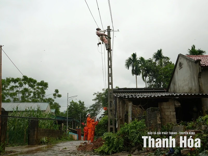 Khôi phục cấp điện cho gần 600 nghìn khách hàng sau bão Bualoi