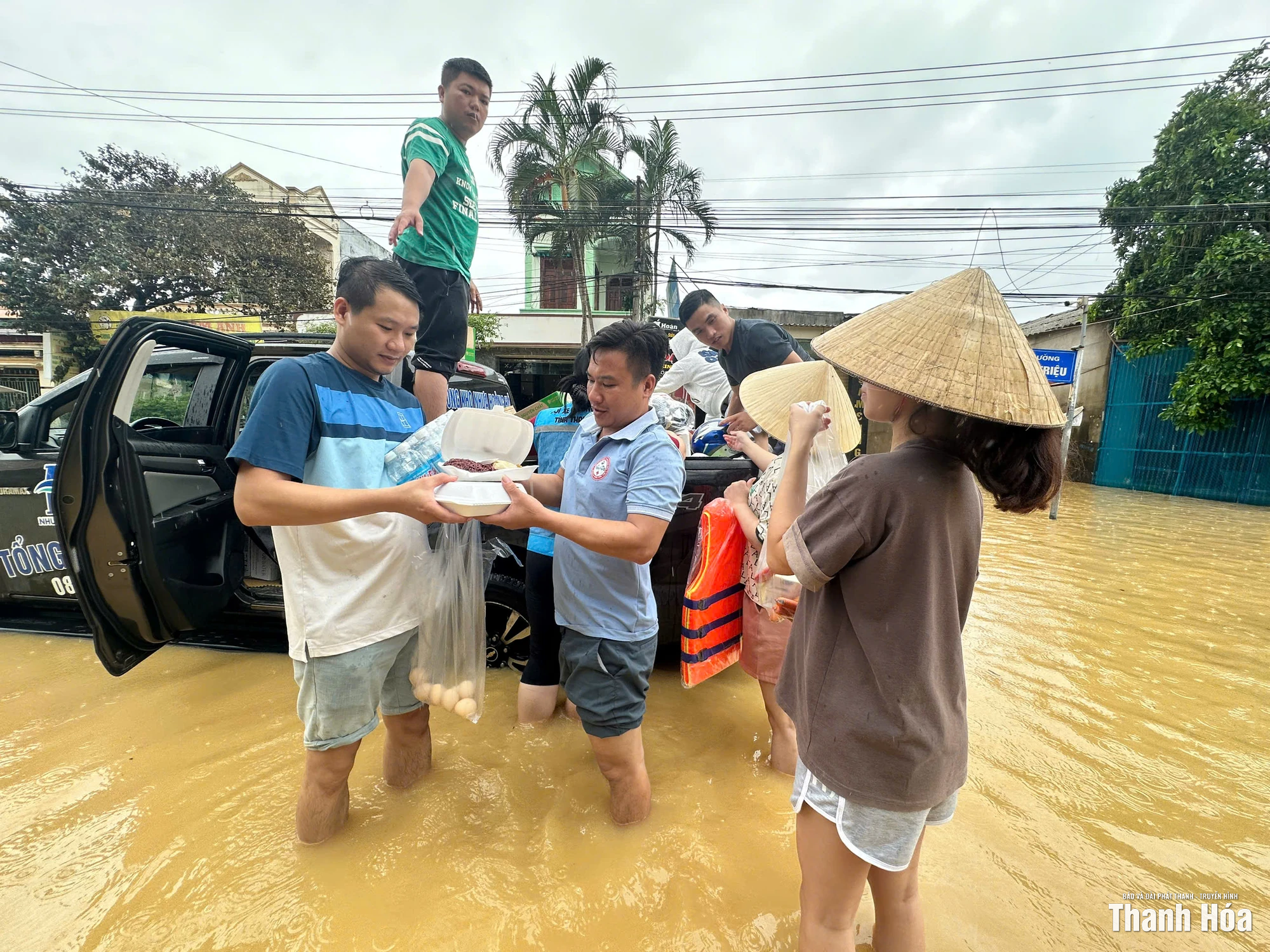 Trong vùng tâm lũ!