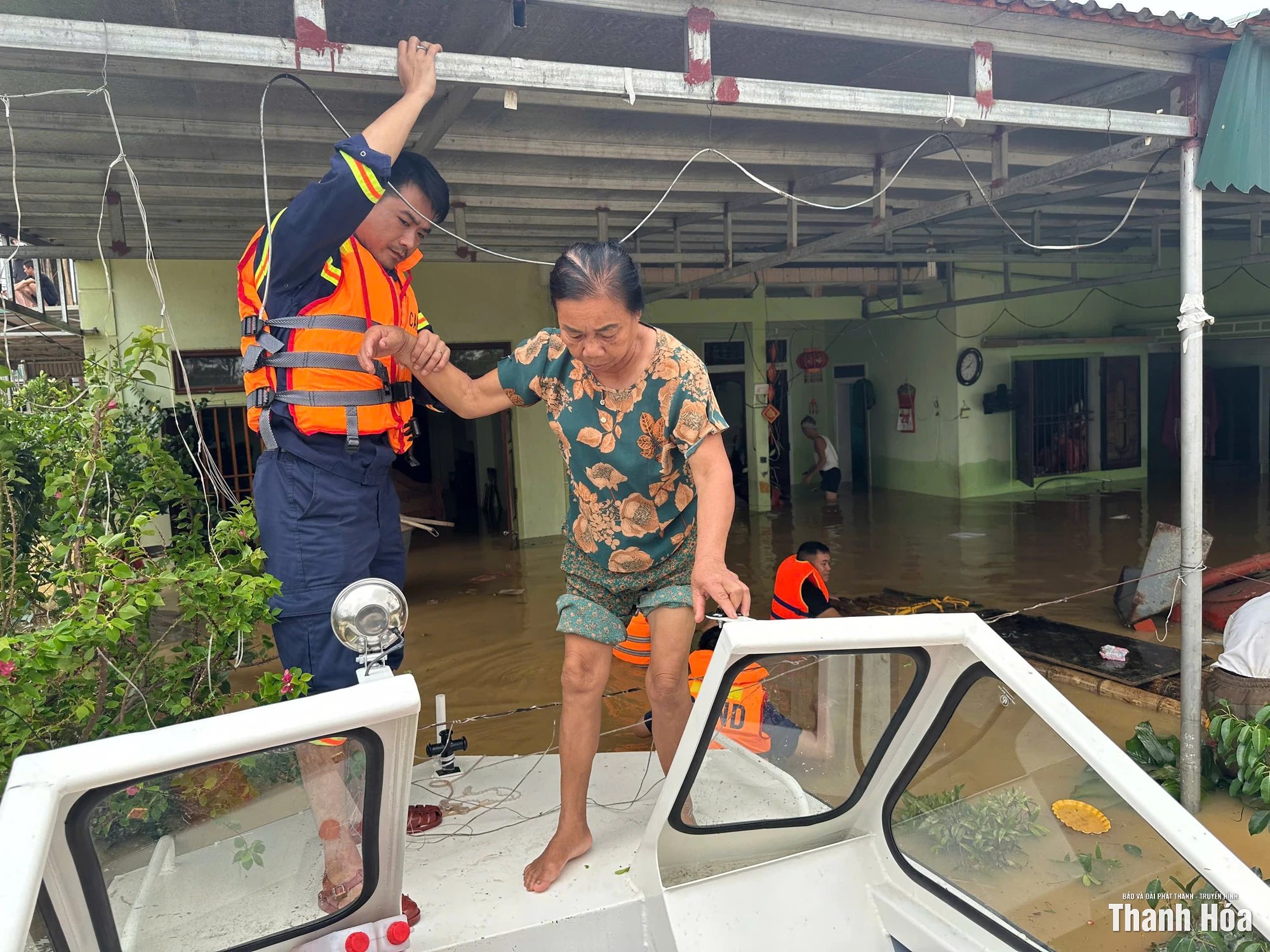 Trong vùng tâm lũ!