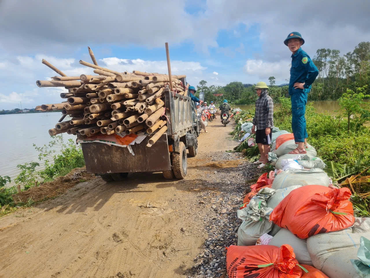 Tiếp tục gia cố, bảo vệ vững chắc tuyến đê hữu sông Thị Long